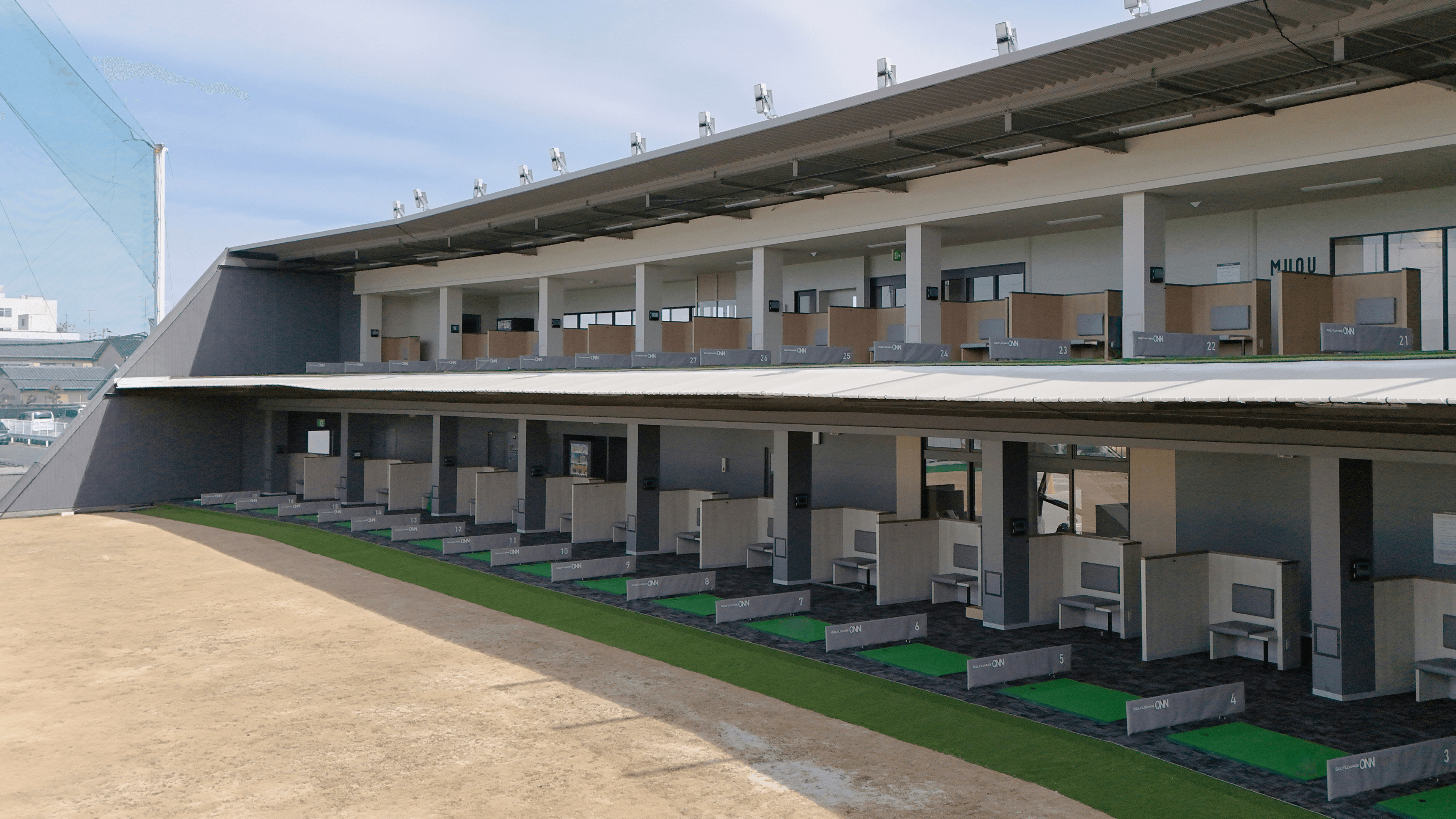 ONNゴルフスタジオの吹き抜け空間